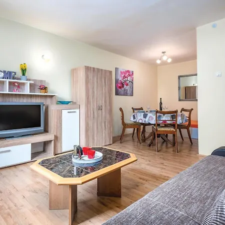 1 Bedroom Stunning In Apartment