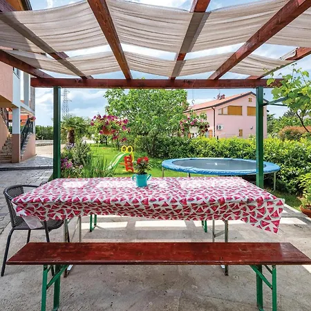 1 Bedroom Stunning In Apartment Kastel