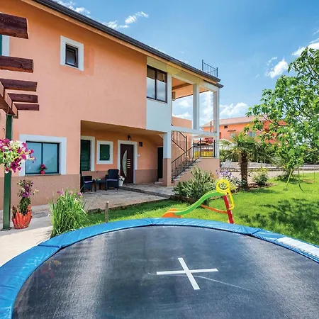 1 Bedroom Stunning In Apartment
